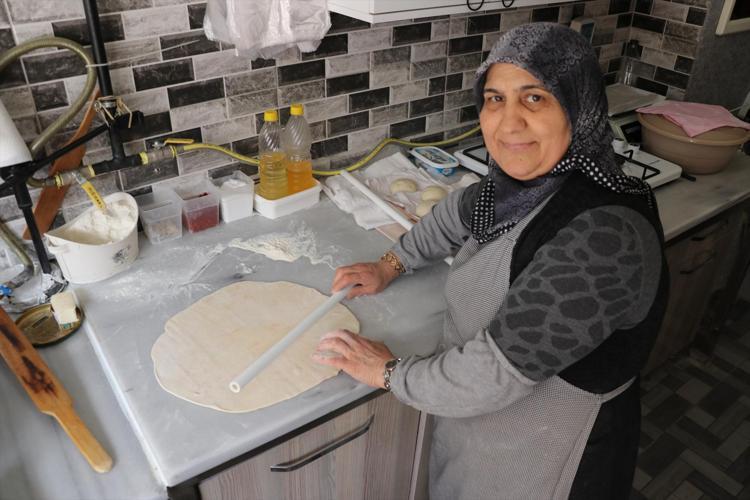 YORULDUĞUNDA ÇOCUKLARIYLA AYAĞA KALKTI