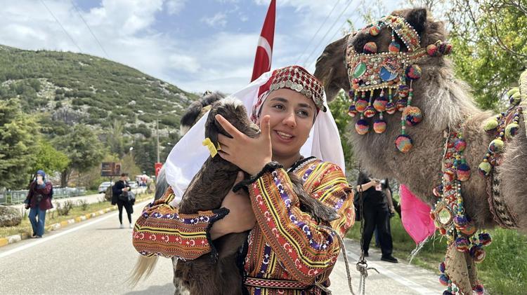Develer, atlar ve türkülerle yürüdüler Görenler gözlerine inanamadı