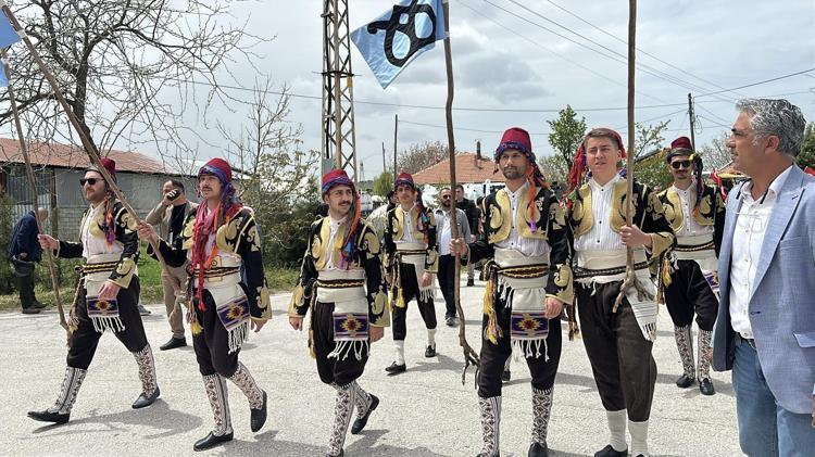 Develer, atlar ve türkülerle yürüdüler Görenler gözlerine inanamadı