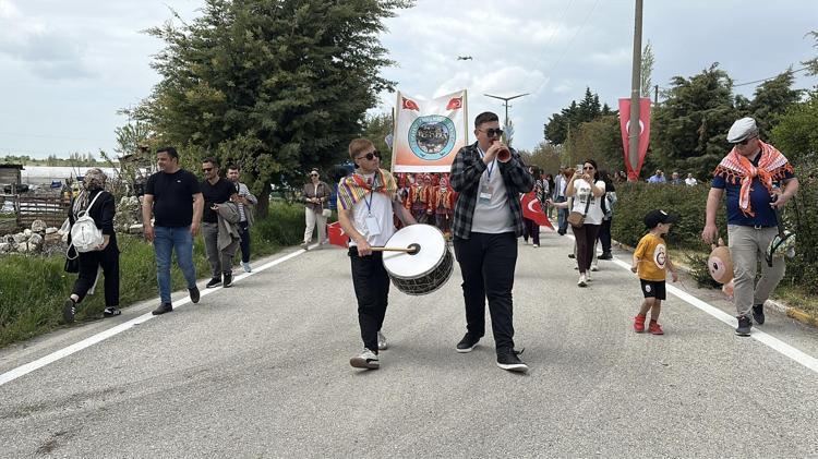 Develer, atlar ve türkülerle yürüdüler Görenler gözlerine inanamadı