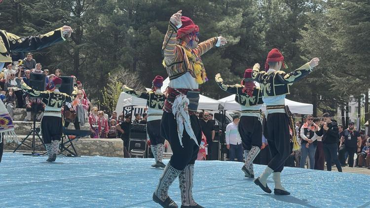 Develer, atlar ve türkülerle yürüdüler Görenler gözlerine inanamadı