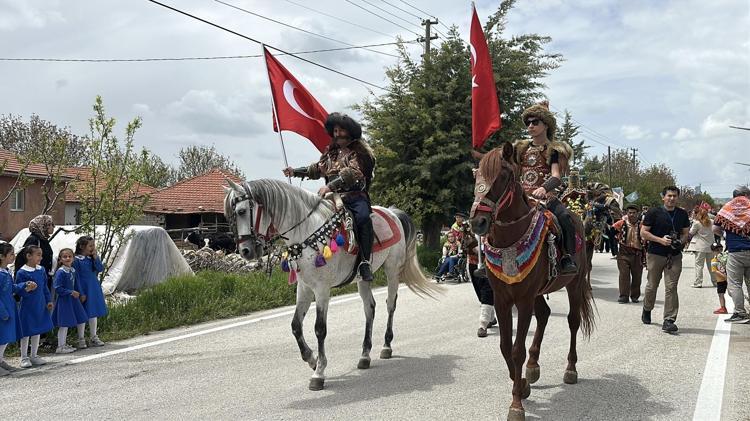 Develer, atlar ve türkülerle yürüdüler Görenler gözlerine inanamadı
