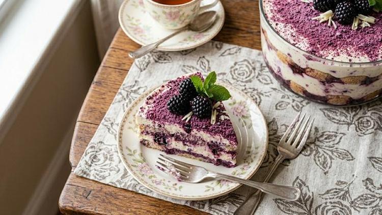 Hem tazecik hem leziz böğürtlenli tiramisu tarifi Yiyen bir daha istiyor, ağızda lezzet şöleni yaşatıyor