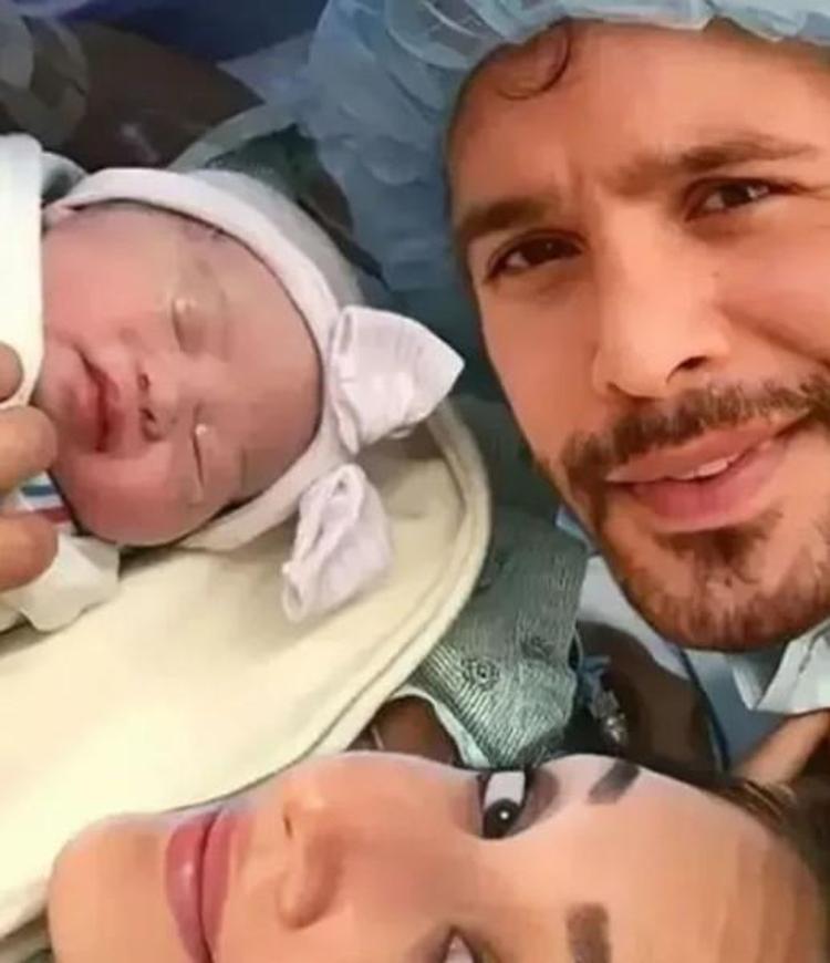 Gupse Özay ilk kez kızı Jan Asyayı paylaştı