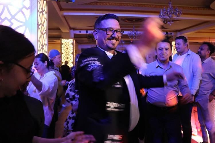 Düğün masrafını düşüren dahi damat Ceketine 20 tane reklam aldı: Görenler cep telefonuna sarıldı