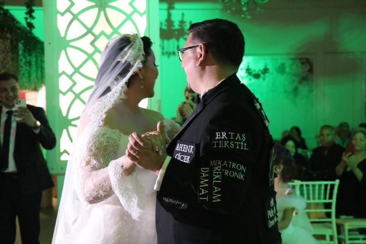 Düğün masrafını düşüren dahi damat Ceketine 20 tane reklam aldı: Görenler cep telefonuna sarıldı