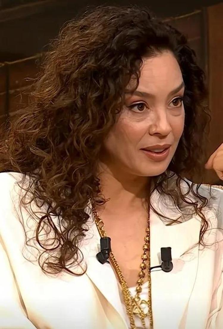 Görenler Azra Akını Ebru Gündeşe benzetti Son hali şaşkınlık yarattı