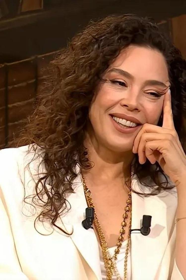 Görenler Azra Akını Ebru Gündeşe benzetti Son hali şaşkınlık yarattı