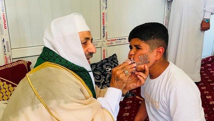 Konuşamayanlara anahtarlı tedavi Görüntüler viral oldu: Şifa bulmak için akın akın geldiler