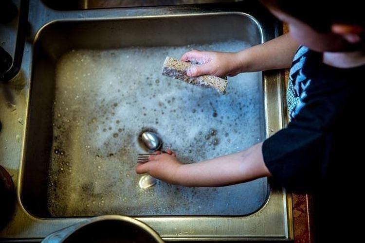 Lavabo giderlerini tek seferde açıyor Tesisatçılara binlerce lira dökmeye son: İki malzeme kullanınca etkisi 10 kat artıyor