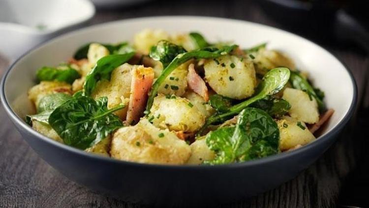 Tam kıvamında patates salatası tarifi Lezzetiyle kaşık kaşık yediriyor