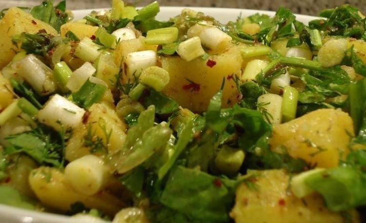 Tam kıvamında patates salatası tarifi Lezzetiyle kaşık kaşık yediriyor