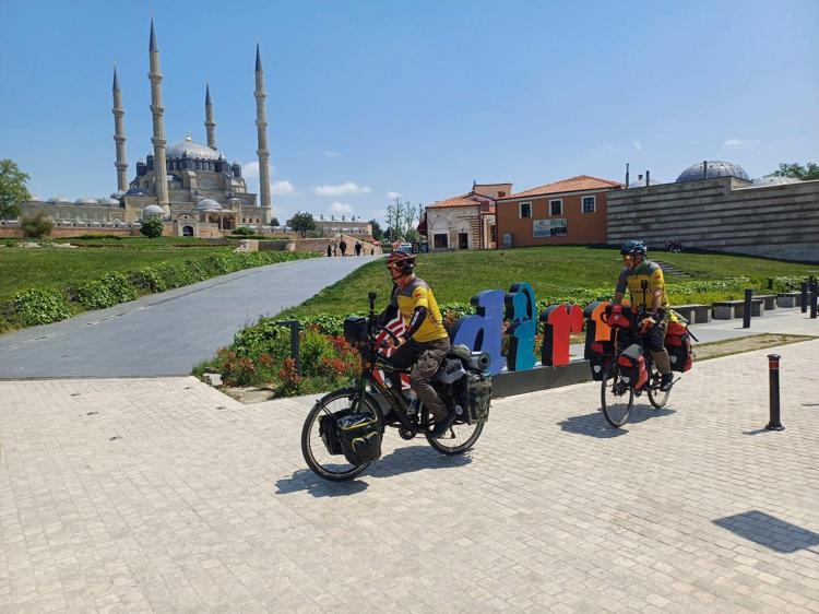 Yakın arkadaşıyla aynı dönemde emekli oldular, şimdi bisikletle Türkiyeyi geziyorlar