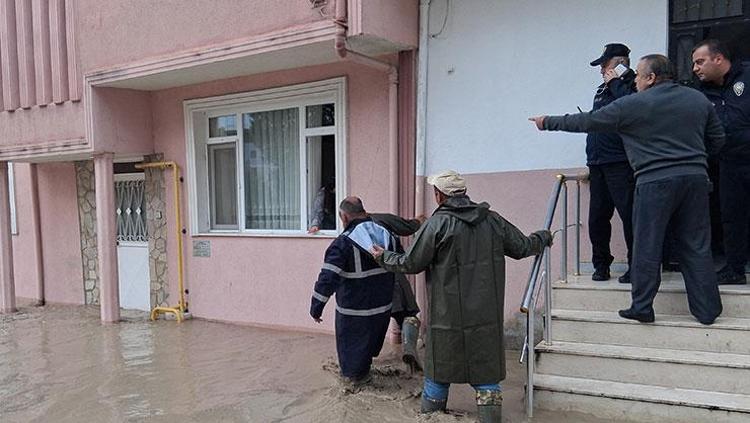 Samsun sağanak yağışa teslim oldu Caddeler ve araçlar suya gömüldü