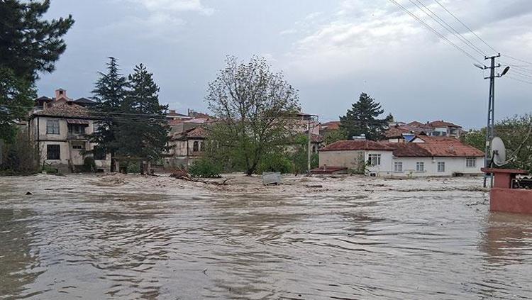 Samsun sağanak yağışa teslim oldu Caddeler ve araçlar suya gömüldü