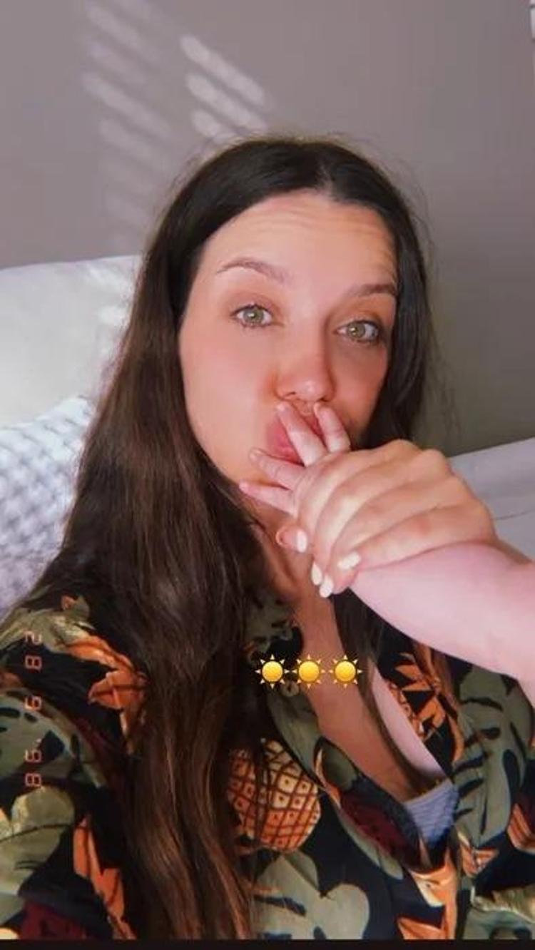 İrem Helvacıoğlu kızını öpücüklere boğduğu anları paylaştı