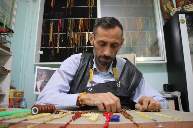 Babasından öğrendi, tüm dünyaya satıyor Engel yürekte olmasın sözleriyle herkese umut oldu