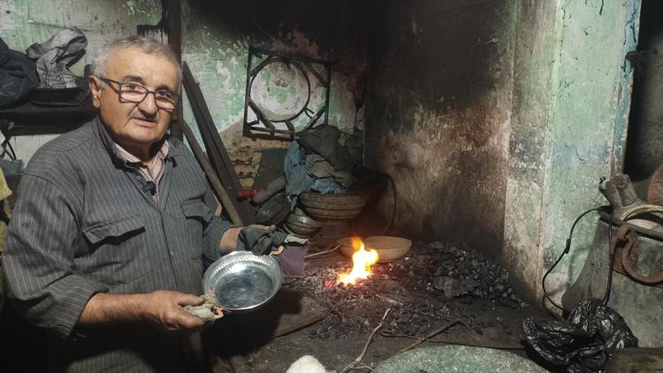Bakırı ateşle yeniden hayata döndürüyor Teknoloji unutturdu ama o peşini bırakmadı