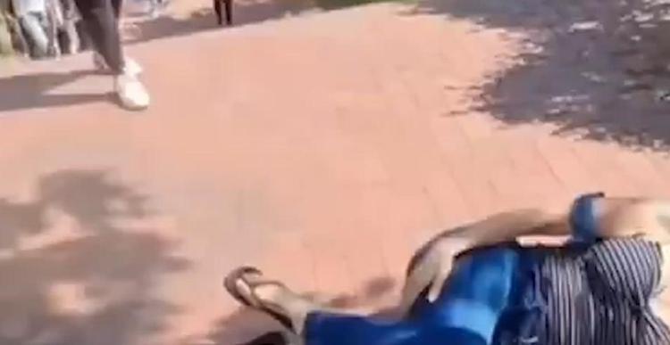 Sevda Demirel yolda yürürken düşüp ayağını kırdı Talihsiz kaza objektiflere yansıdı