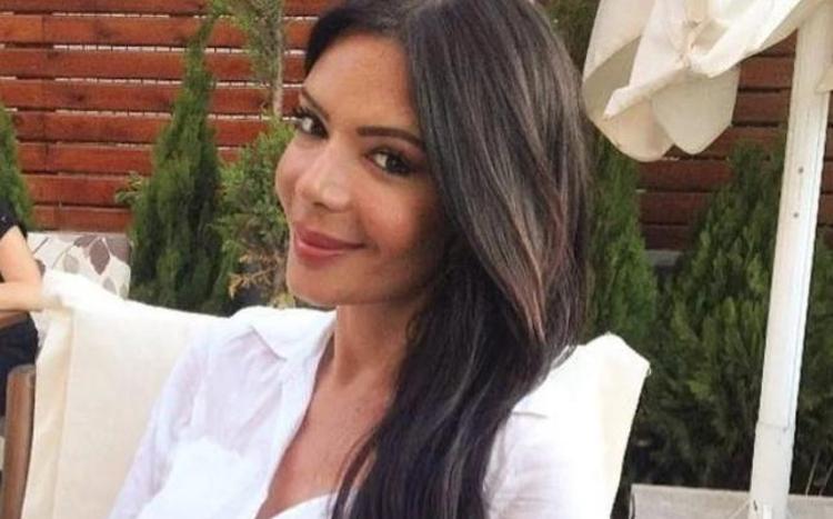 Sevda Demirel yolda yürürken düşüp ayağını kırdı Talihsiz kaza objektiflere yansıdı