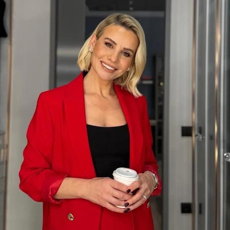 Esra Eroldan 44. yaşa nostaljik selam