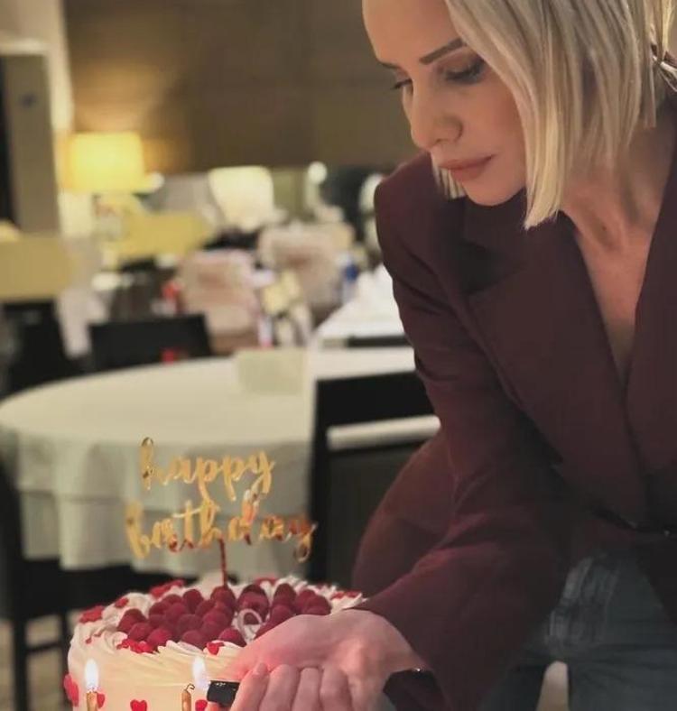 Esra Eroldan 44. yaşa nostaljik selam