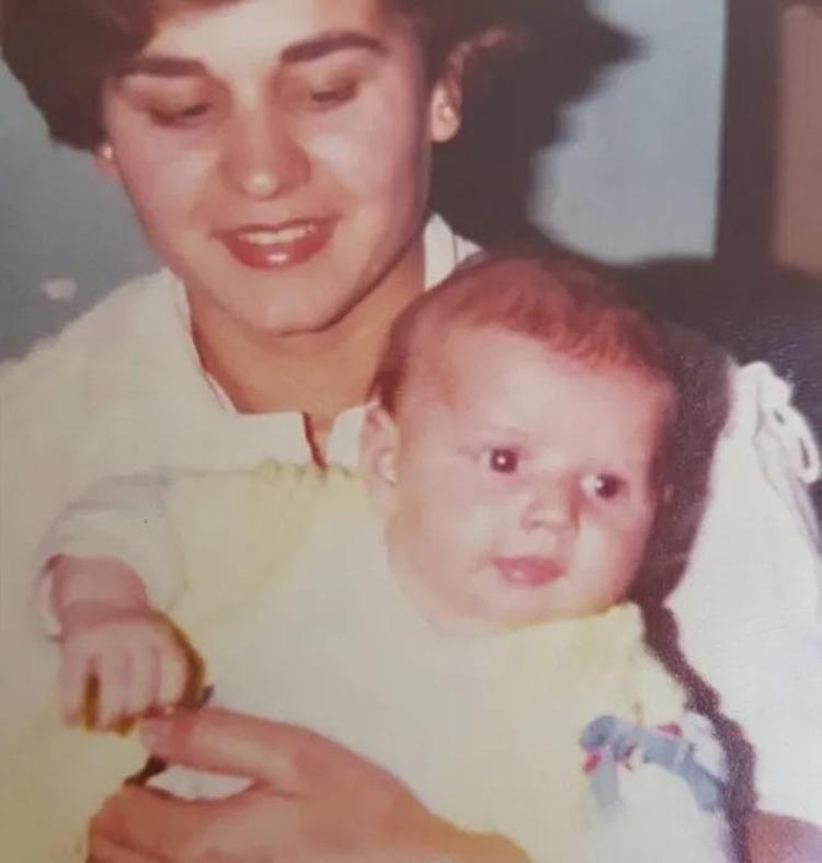 Esra Eroldan 44. yaşa nostaljik selam