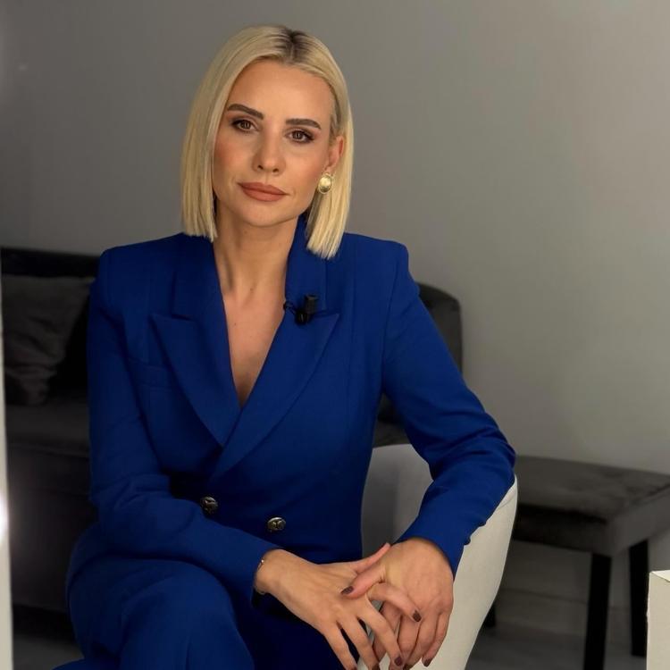 Esra Eroldan 44. yaşa nostaljik selam