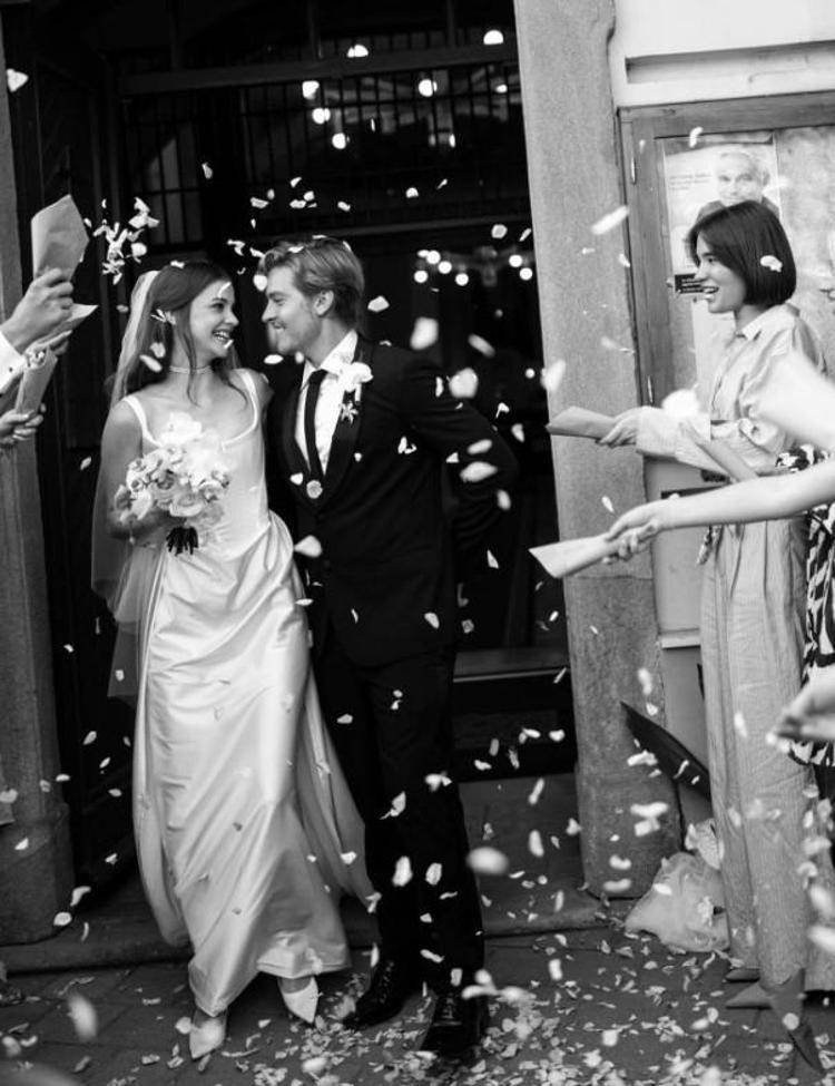 Barbara Palvin ve Dylan Sprouse’tan bebek müjdesi