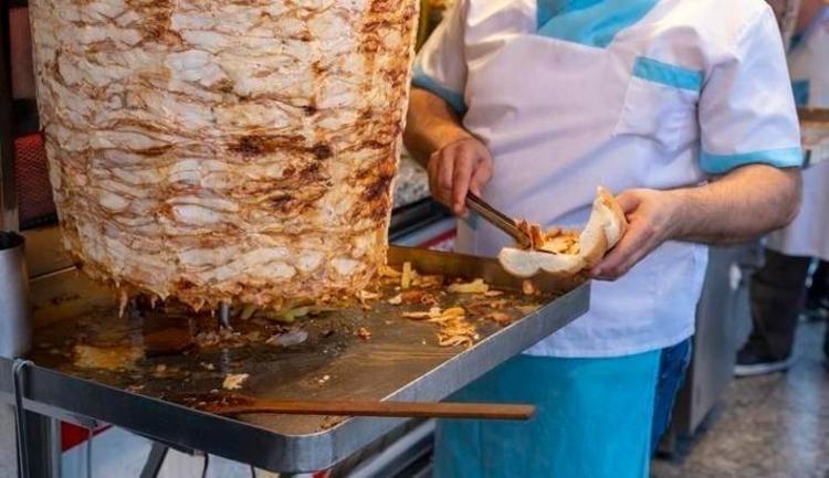 Usta dönerci tavuk dönerin en yenmemesi gereken yerini gösterdi Sosyal medyayı sallayan gizli gerçek: Meğer o kısmı tamamen...