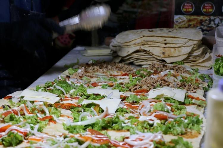Usta dönerci tavuk dönerin en yenmemesi gereken yerini gösterdi Sosyal medyayı sallayan gizli gerçek: Meğer o kısmı tamamen...