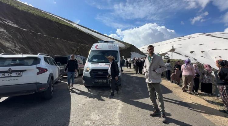 Hakkari’de facia İşçileri taşıyan minibüs 100 metreden yuvarlandı: Ölü ve yaralılar var