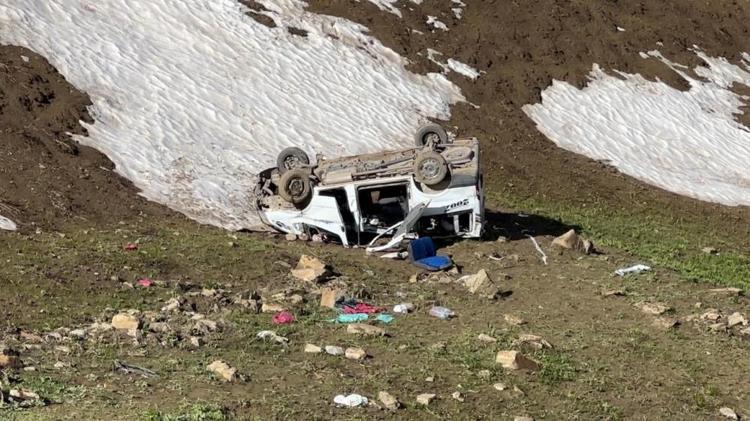 Hakkari’de facia İşçileri taşıyan minibüs 100 metreden yuvarlandı: Ölü ve yaralılar var