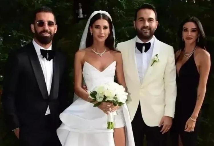 Katre Turan büyüledi Arka koltuktan selamlar