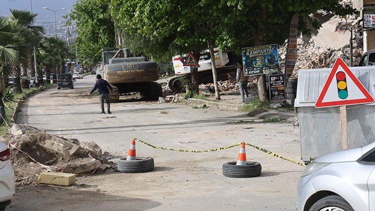 Hatayda feci kaza İş makinesine ok gibi saplandı: 1 ölü, 3 yaralı