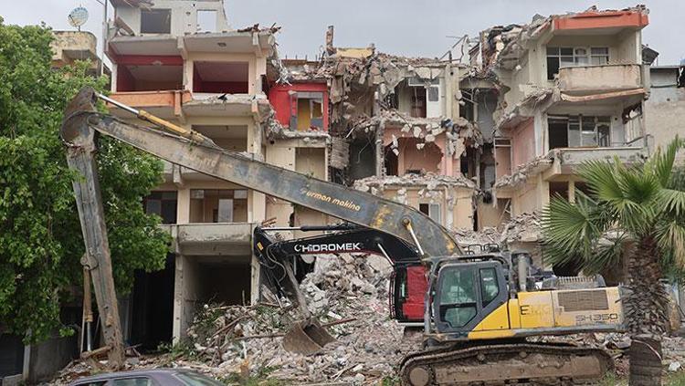 Hatayda feci kaza İş makinesine ok gibi saplandı: 1 ölü, 3 yaralı
