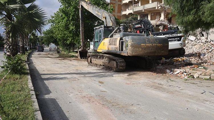 Hatayda feci kaza İş makinesine ok gibi saplandı: 1 ölü, 3 yaralı