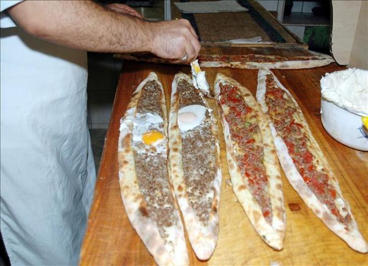 Dumanı üstünde tüten pide tarifi İçi sulu sulu, dışı çıtır çıtır oluyor