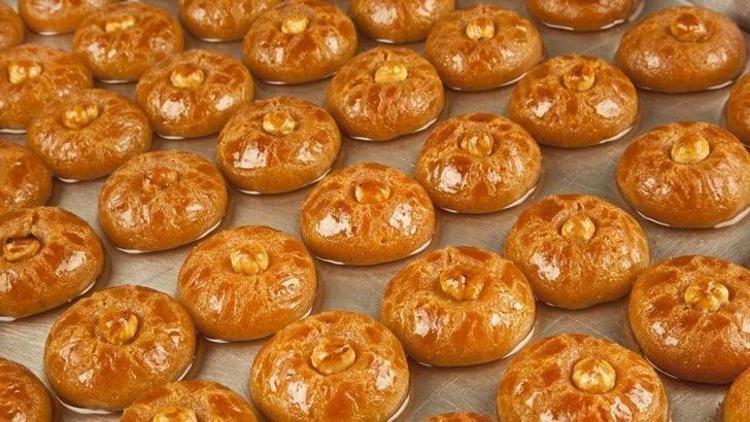 Bayram için kıyır kıyır şekerpare tarifi Tam kıvamında oluyor, şerbetini sünger gibi çekiyor