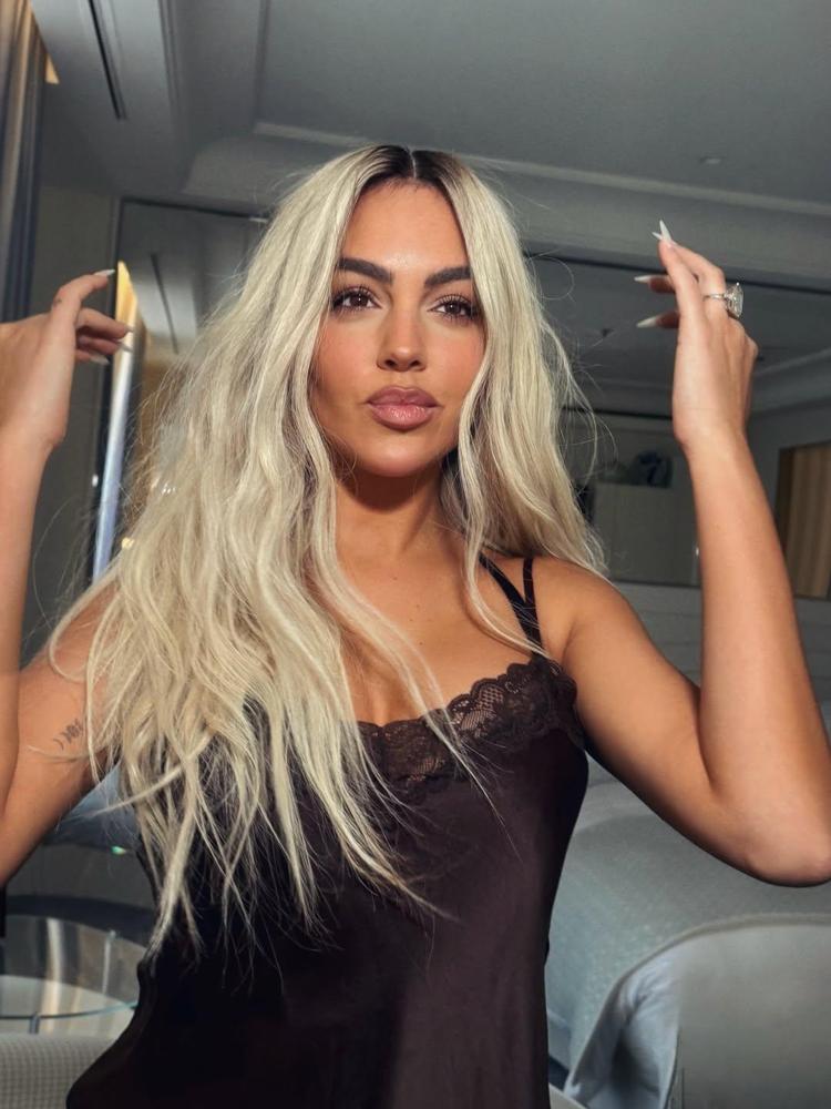 YENİ İMAJIYLA HERKESİ ŞAŞIRTTI