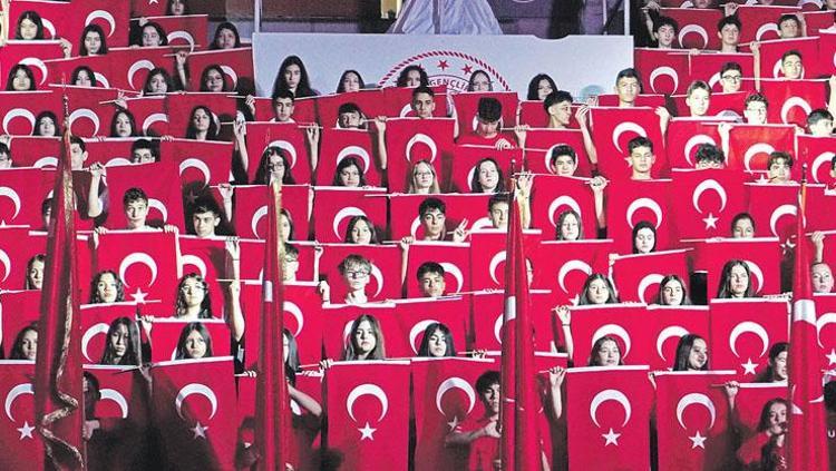KIRMIZI BEYAZ KAREOGRAFİ