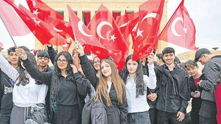 ANITKABİRDE 19 MAYIS COŞKUSU