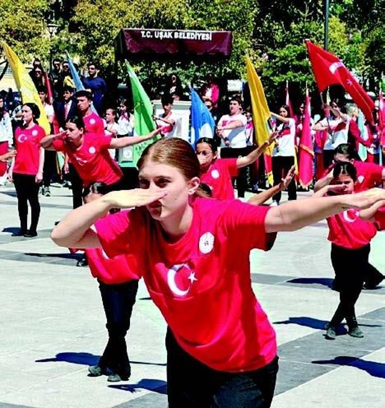 GENÇLER COŞTURDU