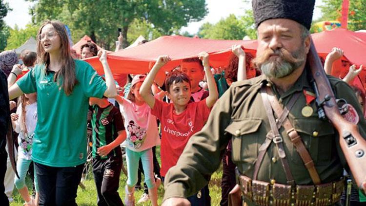 RENKLİ KORTEJ