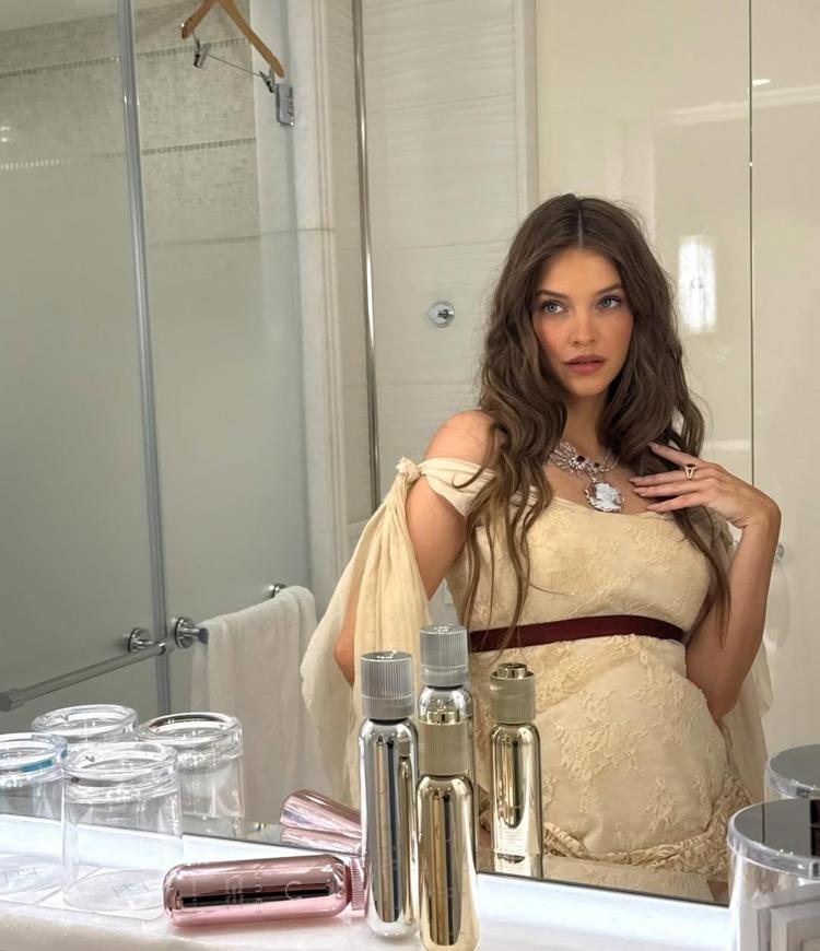 Barbara Palvinden karnı burnunda pozlar