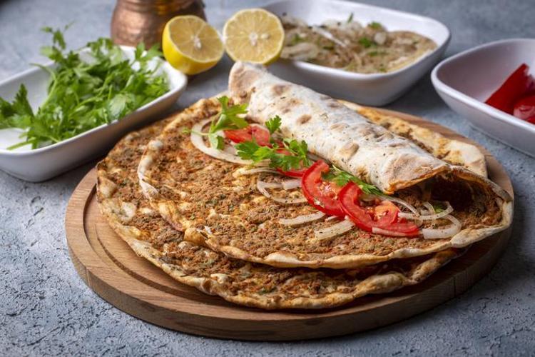 Lahmacunun çıtır çıtır olmasını sağlıyor Hamurun içine 1 kaşık ekleyin