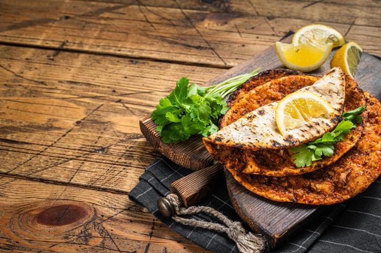 Lahmacunun çıtır çıtır olmasını sağlıyor Hamurun içine 1 kaşık ekleyin