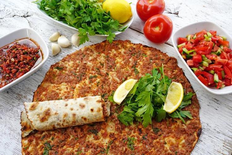 Lahmacunun çıtır çıtır olmasını sağlıyor Hamurun içine 1 kaşık ekleyin