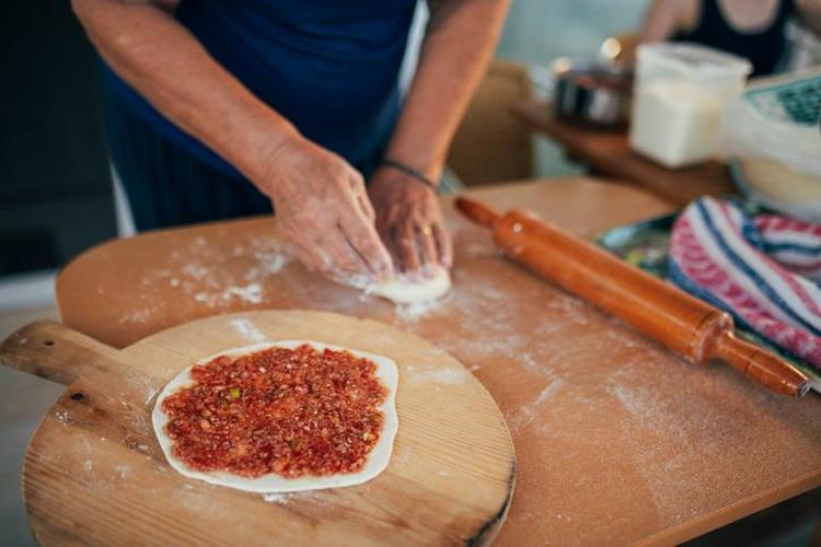 Lahmacunun çıtır çıtır olmasını sağlıyor Hamurun içine 1 kaşık ekleyin