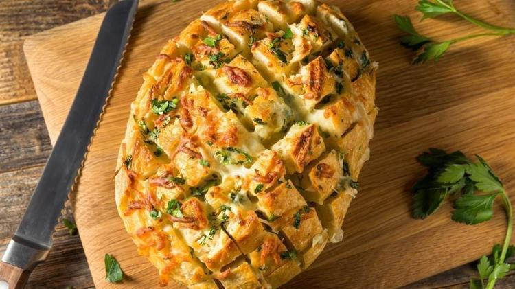 KLASİKTEN GURMEYE: YENİ NESİL SARIMSAKLI EKMEK TRENDİ